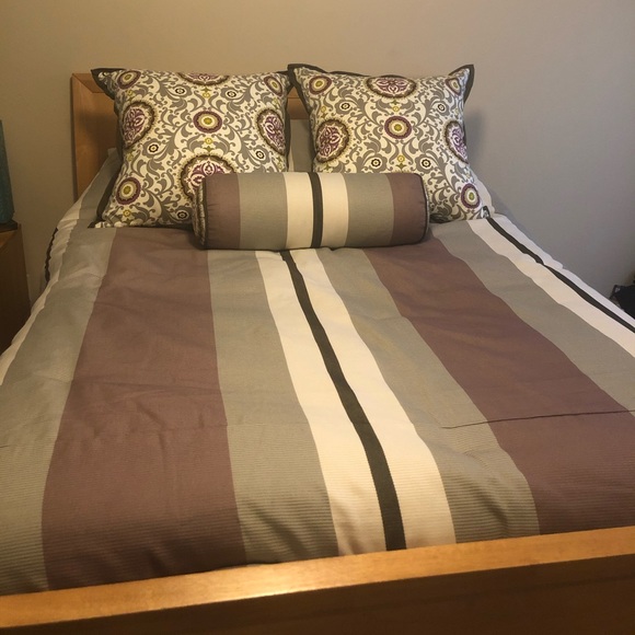 Niche Bedding sheets and pillows - Picture 2 of 2